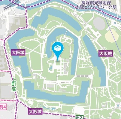 大阪城の表記と城内に立つ青い配達ピンが分かる元投稿画像の拡大切り抜き